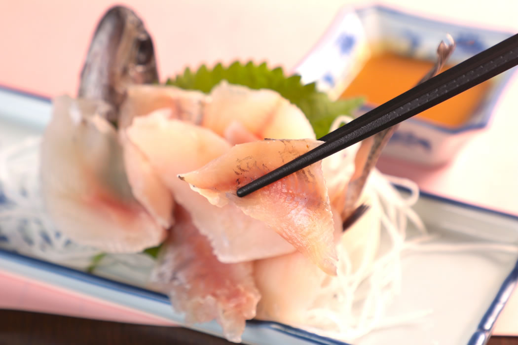自分で釣ったニジマスを味わう